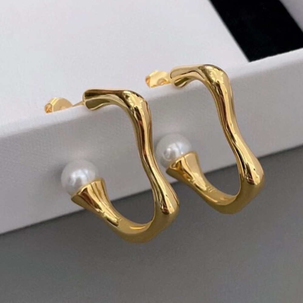 Elegant Gold Pearl Earrings - Picture 4 of 6